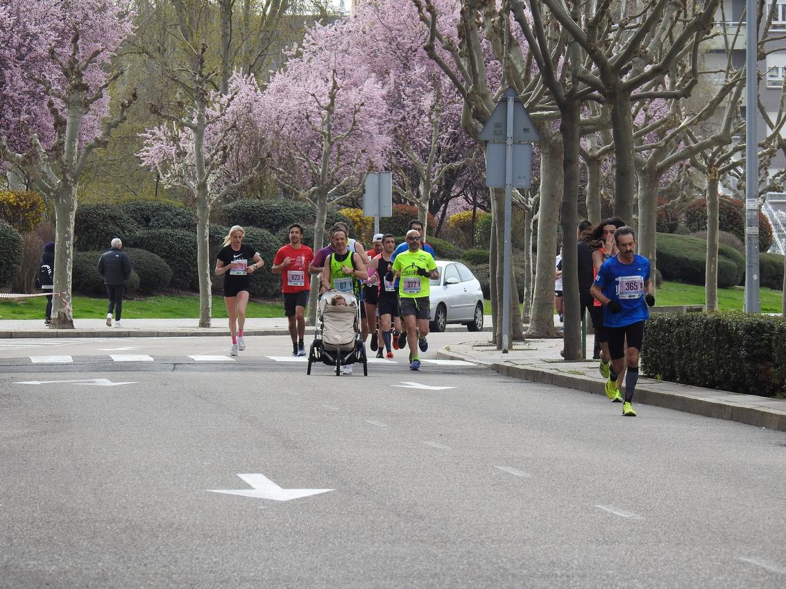 Los corredores han participado en esta prueba que recorre 21 kilómetros por la ciudad de León.