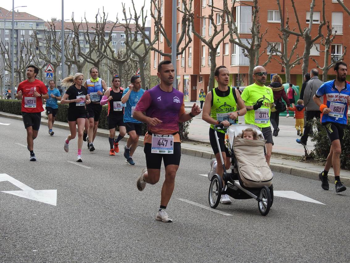 Los corredores han participado en esta prueba que recorre 21 kilómetros por la ciudad de León.