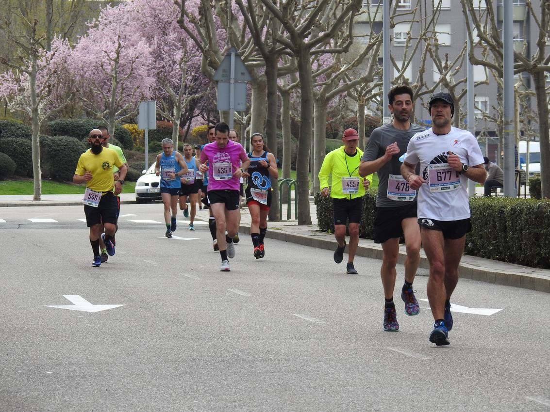 Los corredores han participado en esta prueba que recorre 21 kilómetros por la ciudad de León.