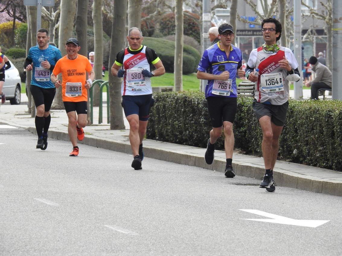 Los corredores han participado en esta prueba que recorre 21 kilómetros por la ciudad de León.