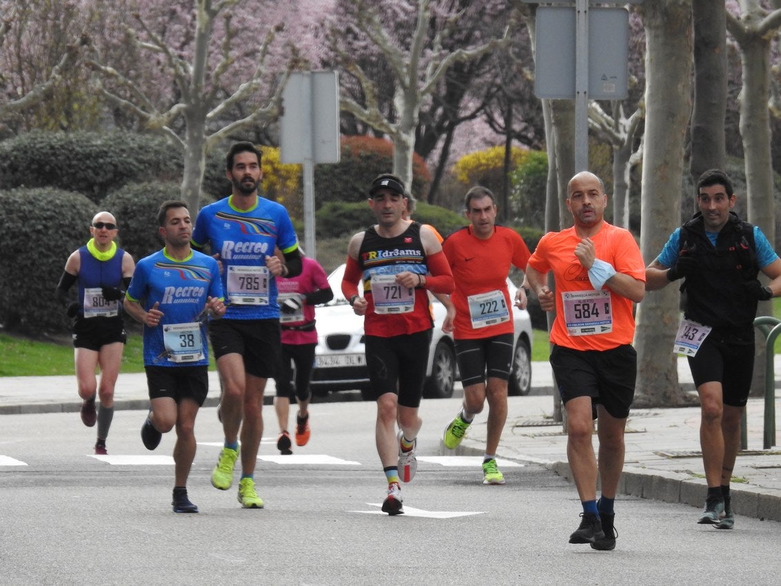 Los corredores han participado en esta prueba que recorre 21 kilómetros por la ciudad de León.