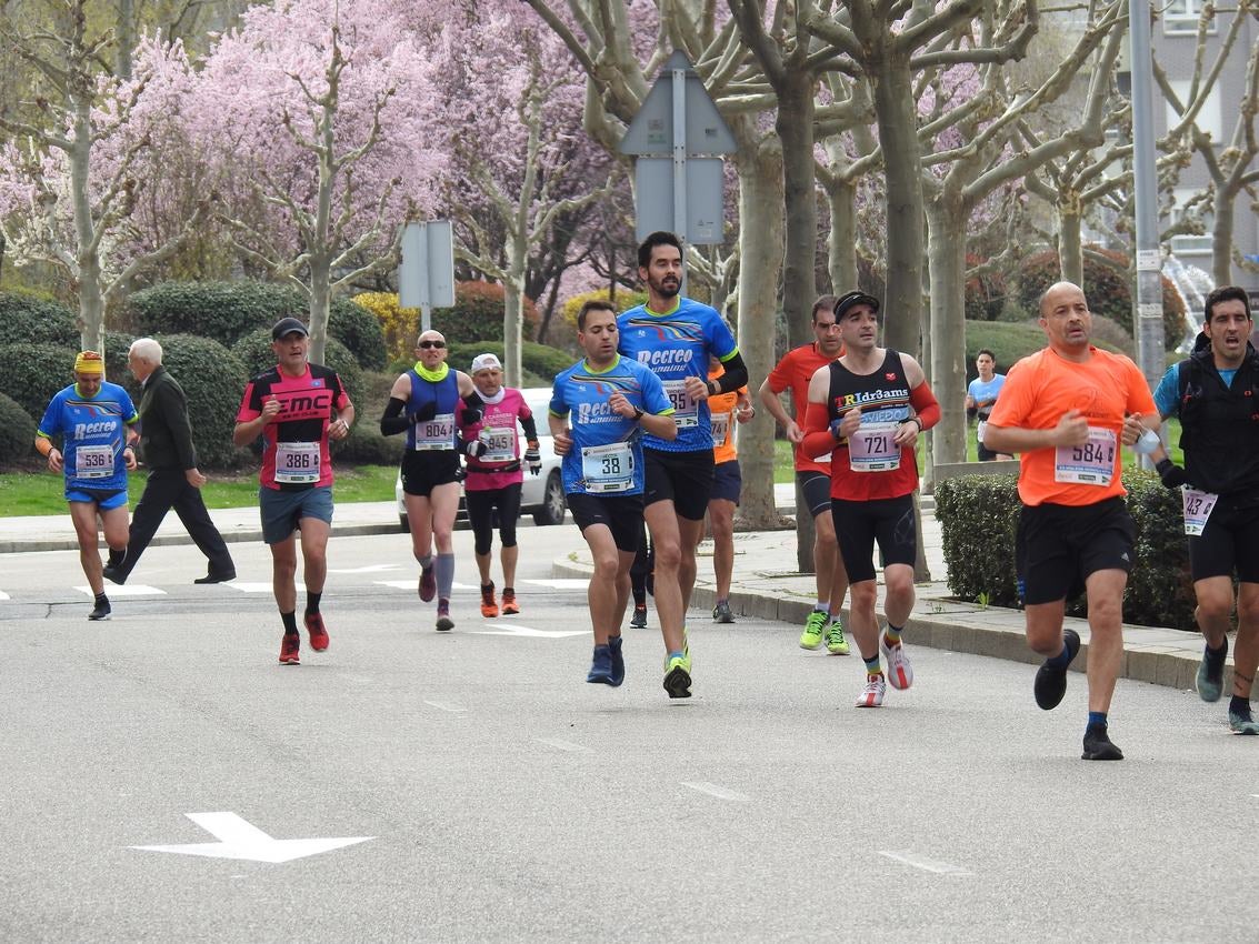 Los corredores han participado en esta prueba que recorre 21 kilómetros por la ciudad de León.