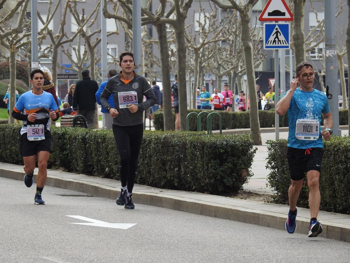 Los corredores han participado en esta prueba que recorre 21 kilómetros por la ciudad de León.