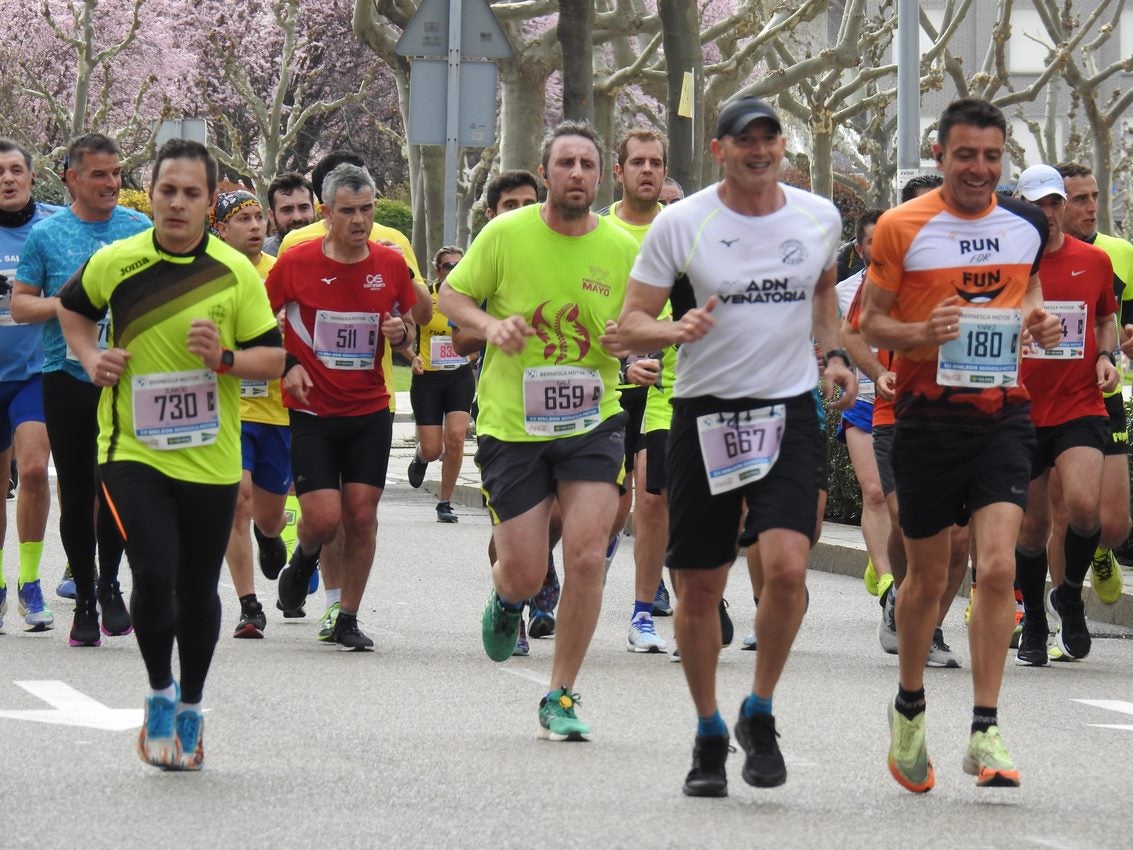 Los corredores han participado en esta prueba que recorre 21 kilómetros por la ciudad de León.