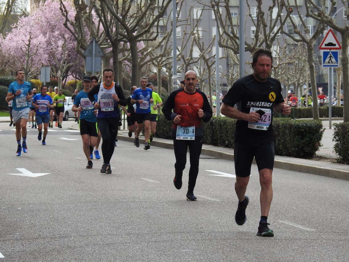 Los corredores han participado en esta prueba que recorre 21 kilómetros por la ciudad de León.