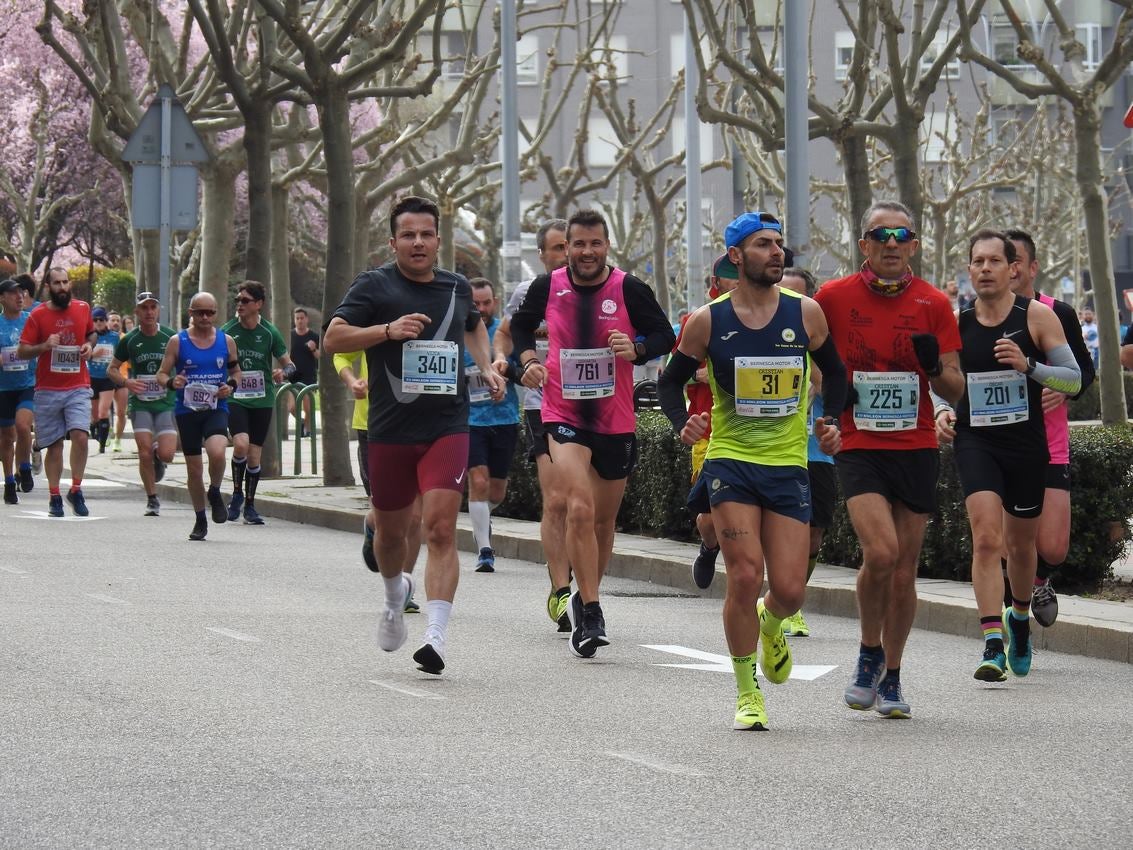 Los corredores han participado en esta prueba que recorre 21 kilómetros por la ciudad de León.