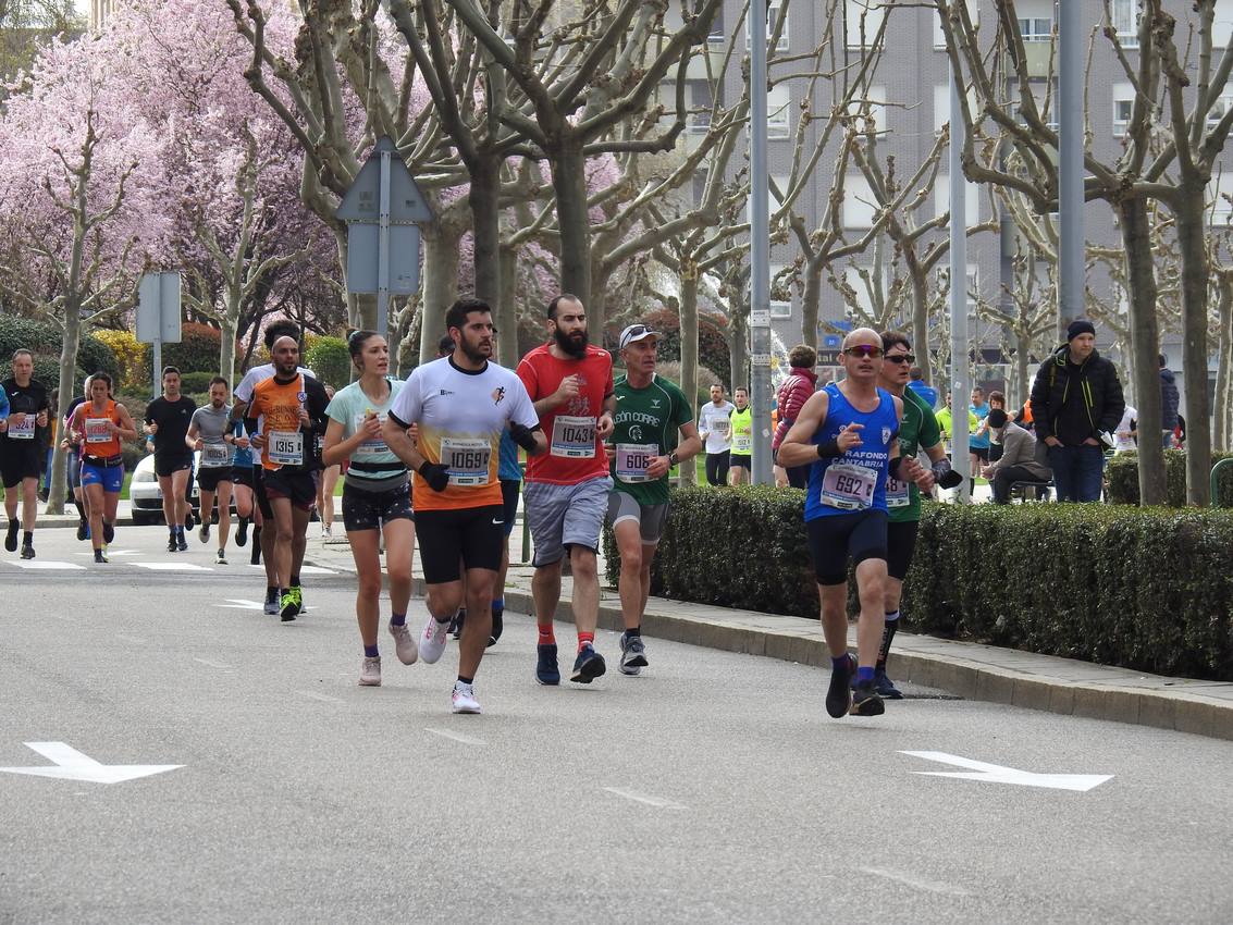 Los corredores han participado en esta prueba que recorre 21 kilómetros por la ciudad de León.