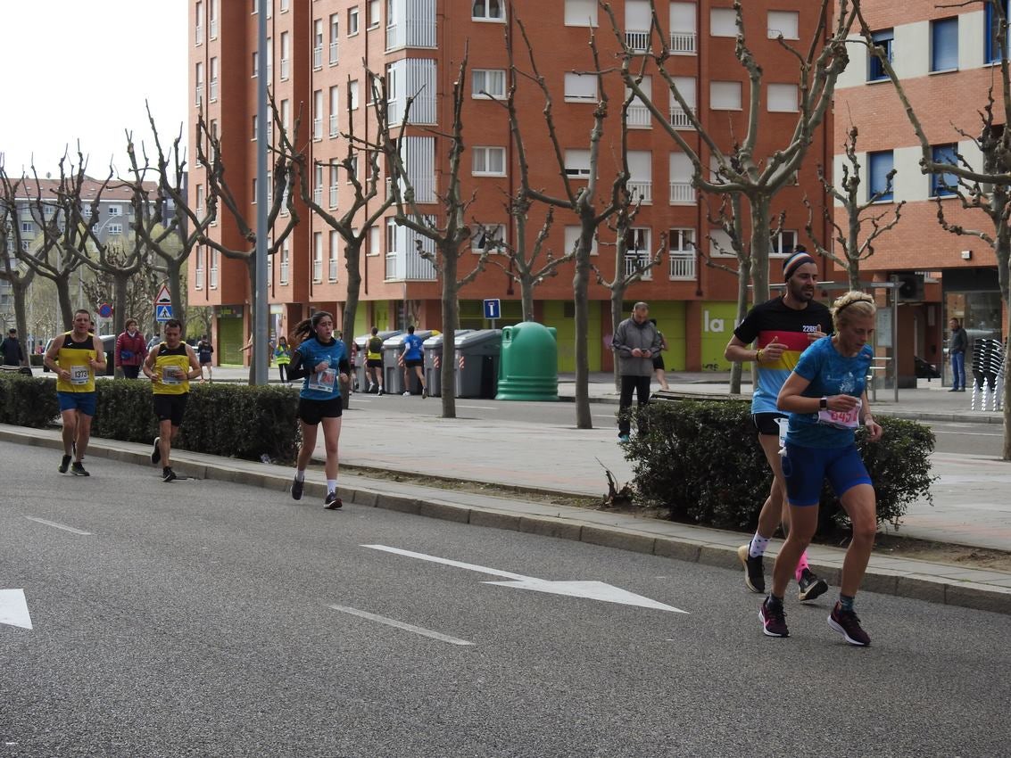 Los corredores han participado en esta prueba que recorre 21 kilómetros por la ciudad de León.