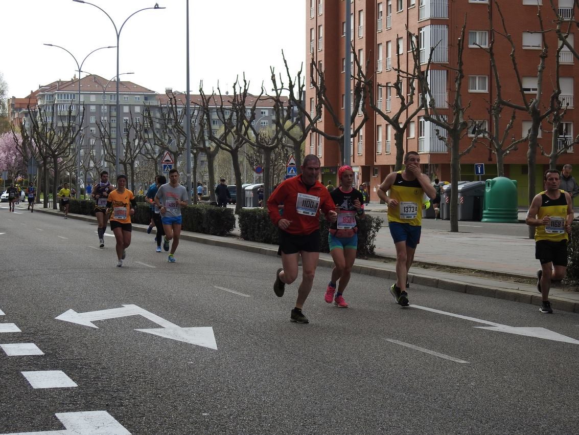 Los corredores han participado en esta prueba que recorre 21 kilómetros por la ciudad de León.