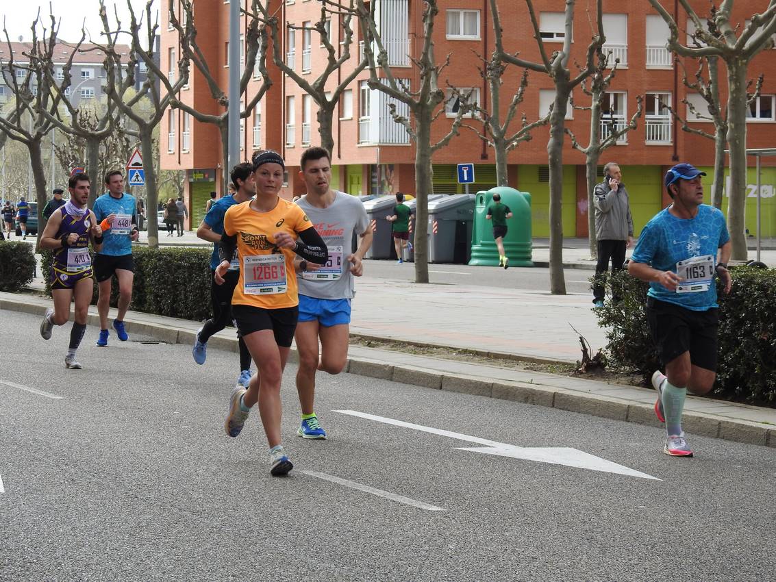 Los corredores han participado en esta prueba que recorre 21 kilómetros por la ciudad de León.