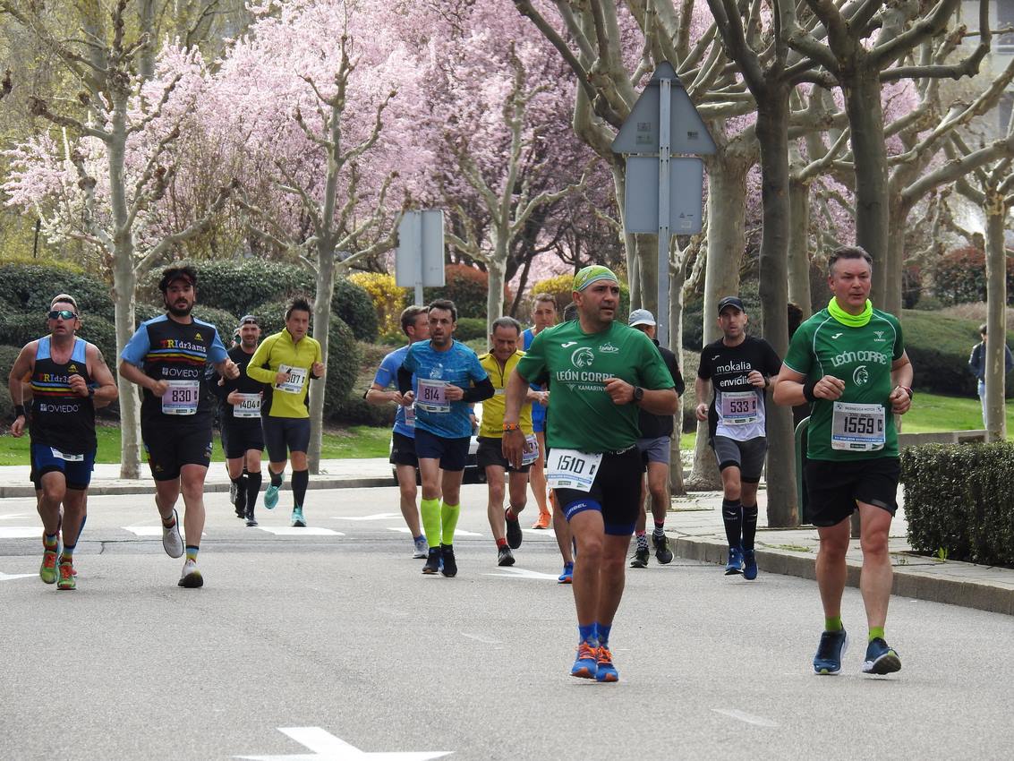 Los corredores han participado en esta prueba que recorre 21 kilómetros por la ciudad de León.