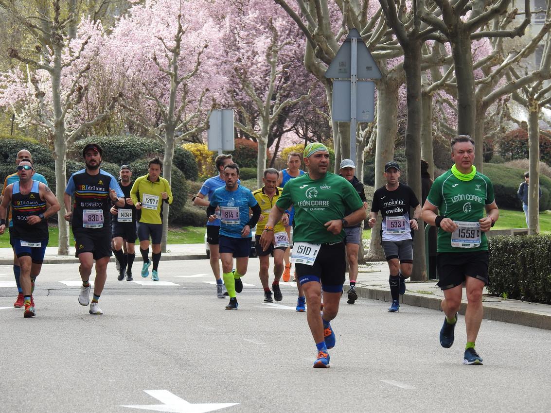 Los corredores han participado en esta prueba que recorre 21 kilómetros por la ciudad de León.