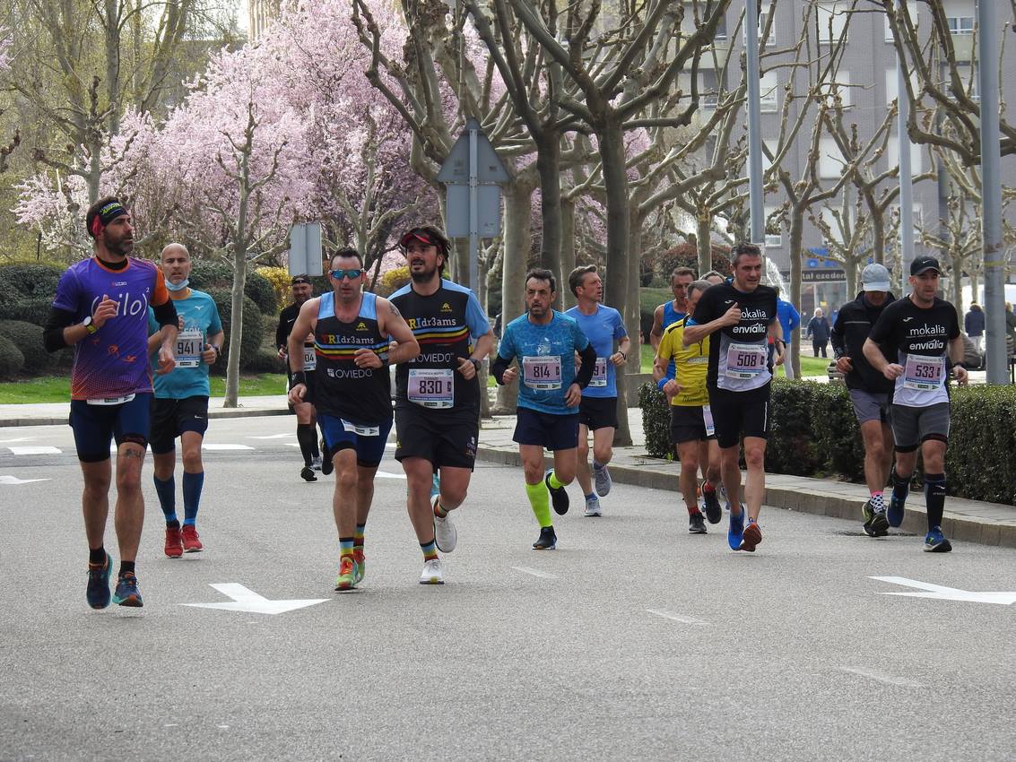 Los corredores han participado en esta prueba que recorre 21 kilómetros por la ciudad de León.