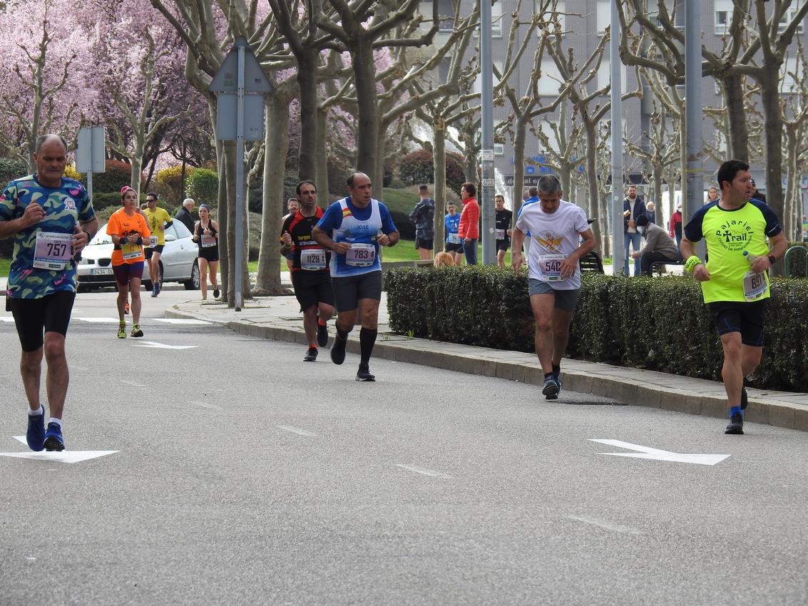 Los corredores han participado en esta prueba que recorre 21 kilómetros por la ciudad de León.