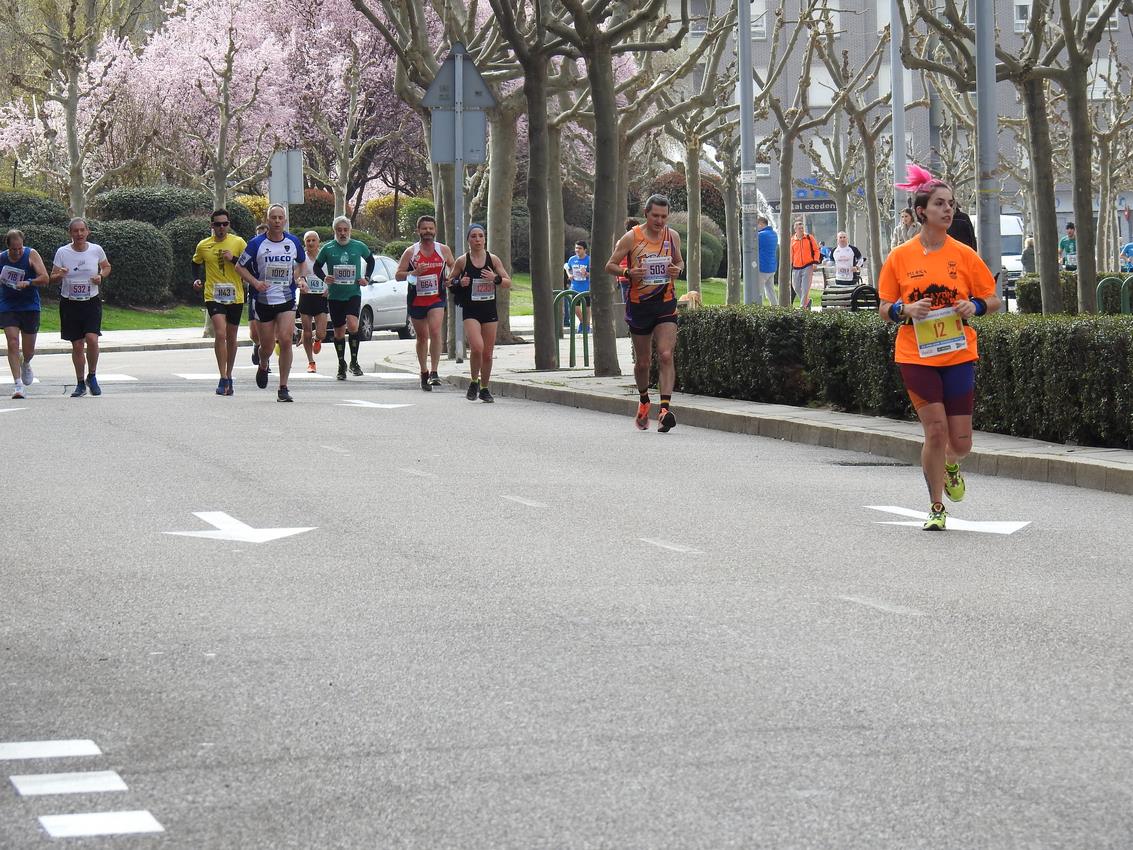 Los corredores han participado en esta prueba que recorre 21 kilómetros por la ciudad de León.