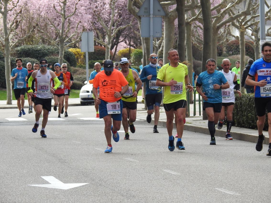 Los corredores han participado en esta prueba que recorre 21 kilómetros por la ciudad de León.