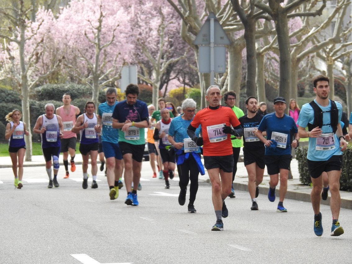 Los corredores han participado en esta prueba que recorre 21 kilómetros por la ciudad de León.