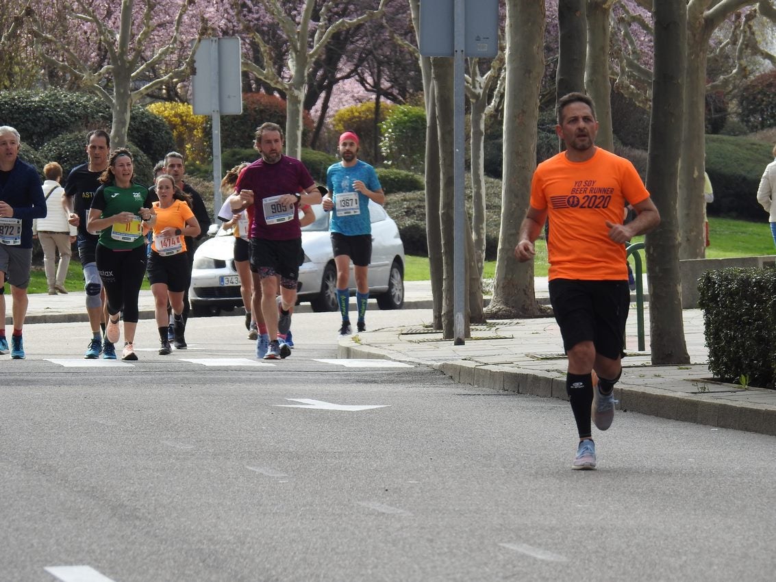 Los corredores han participado en esta prueba que recorre 21 kilómetros por la ciudad de León.