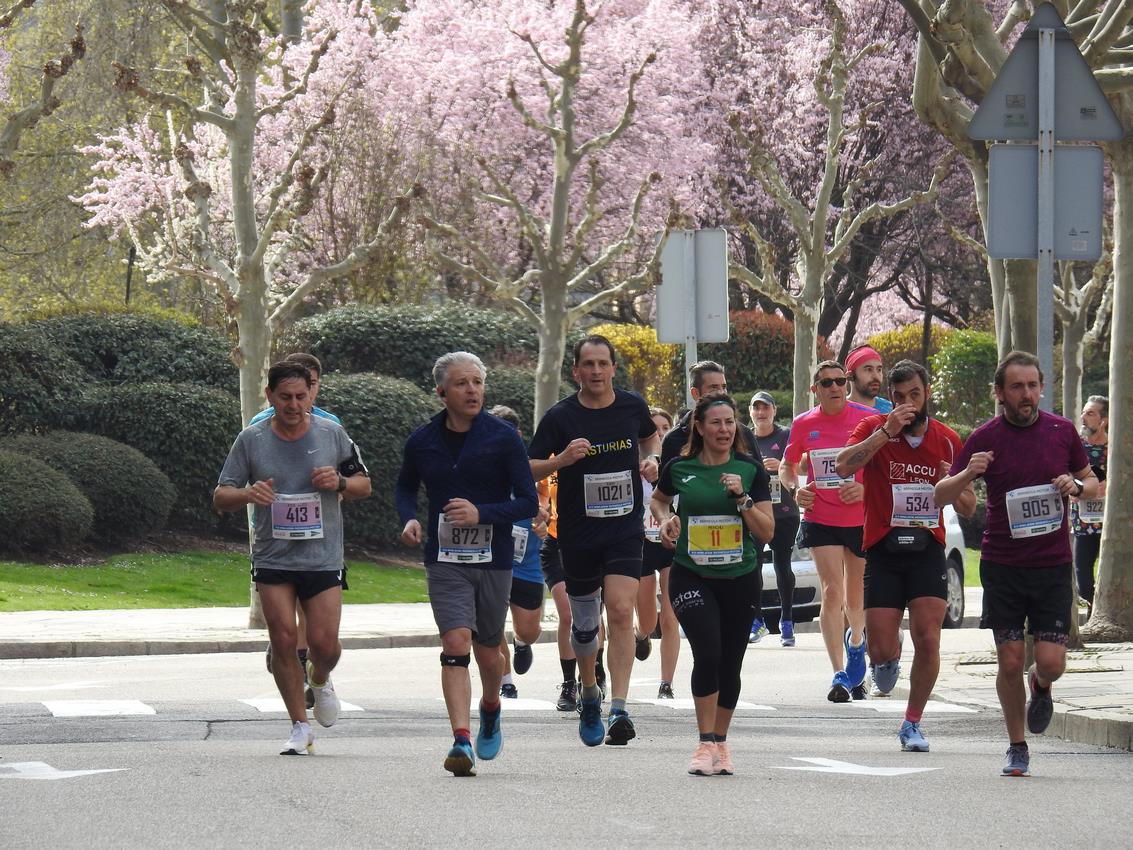 Los corredores han participado en esta prueba que recorre 21 kilómetros por la ciudad de León.