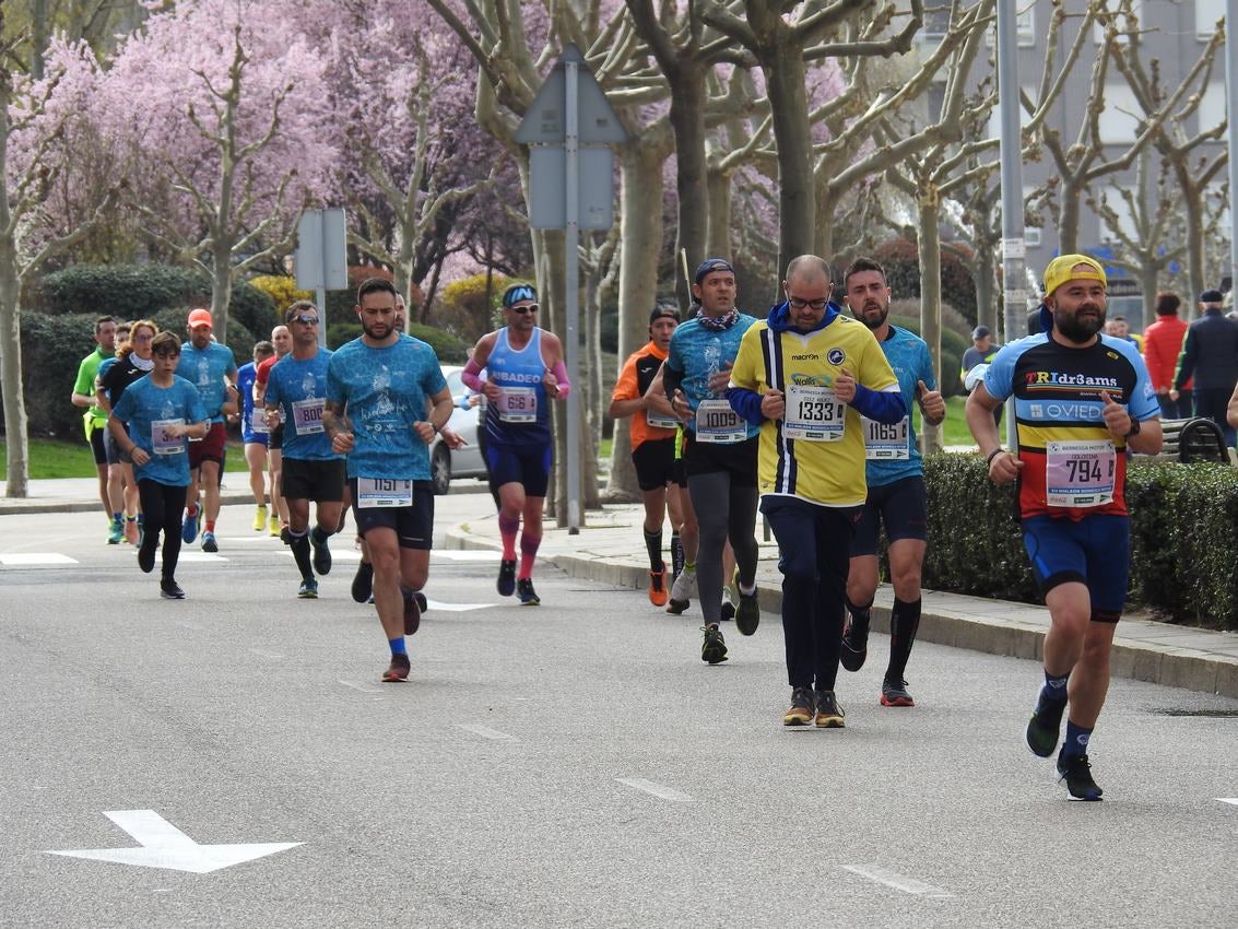 Los corredores han participado en esta prueba que recorre 21 kilómetros por la ciudad de León.