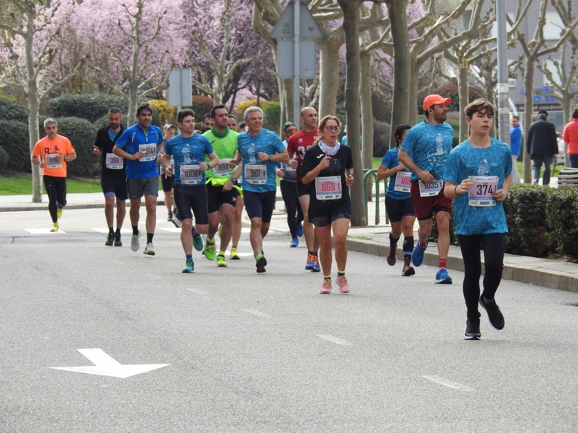 Los corredores han participado en esta prueba que recorre 21 kilómetros por la ciudad de León.