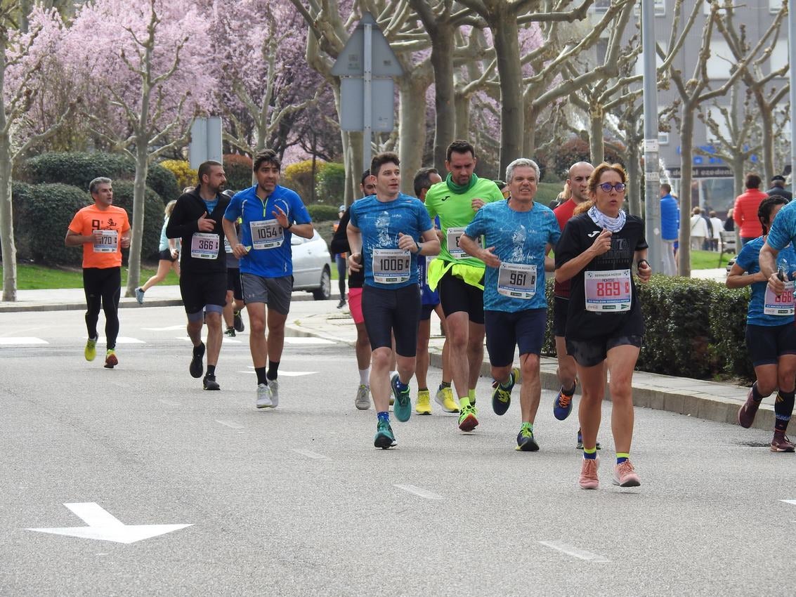 Los corredores han participado en esta prueba que recorre 21 kilómetros por la ciudad de León.