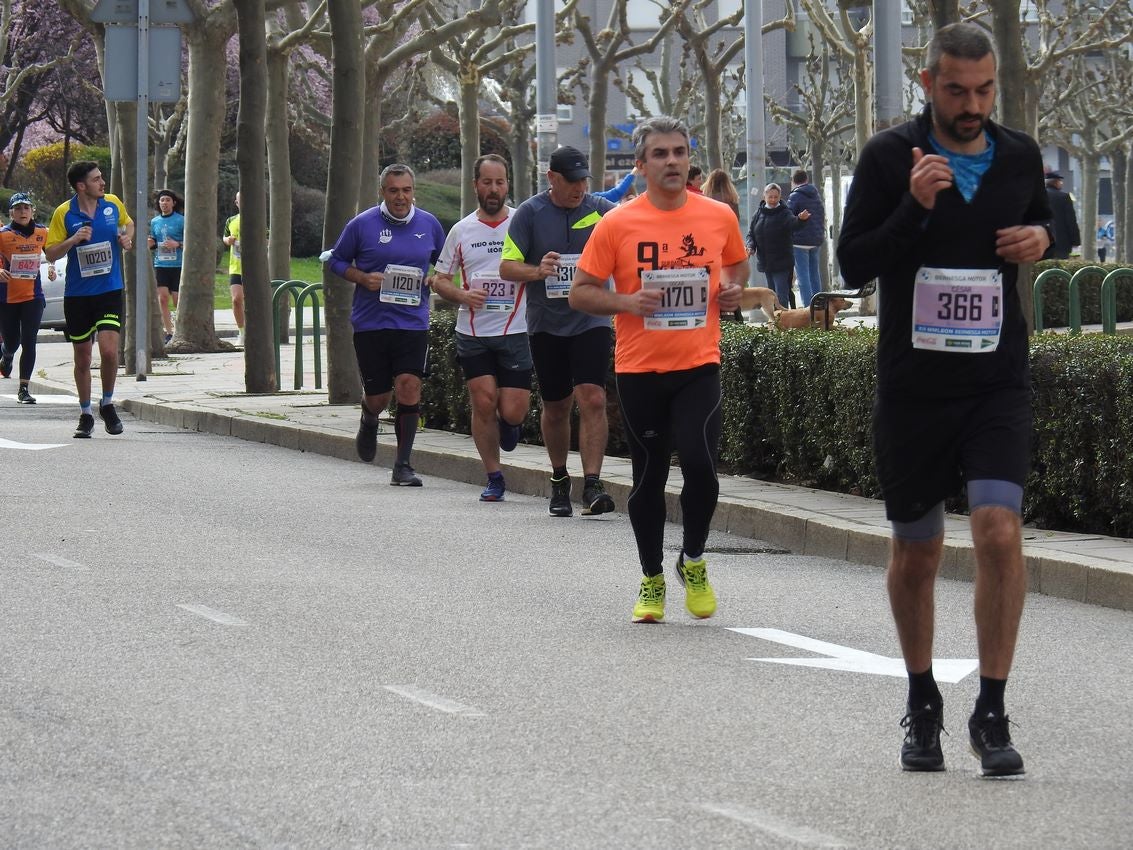 Los corredores han participado en esta prueba que recorre 21 kilómetros por la ciudad de León.