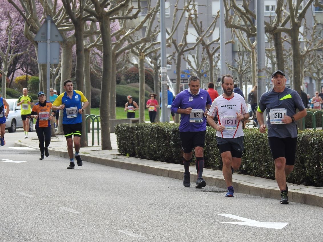 Los corredores han participado en esta prueba que recorre 21 kilómetros por la ciudad de León.