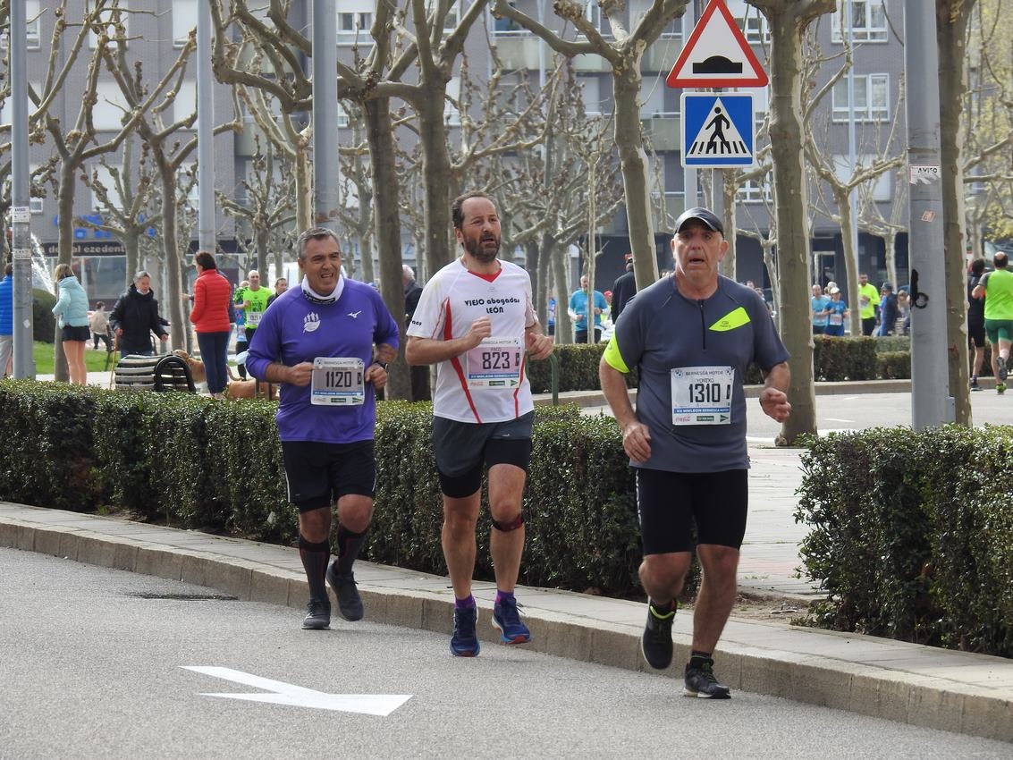 Los corredores han participado en esta prueba que recorre 21 kilómetros por la ciudad de León.