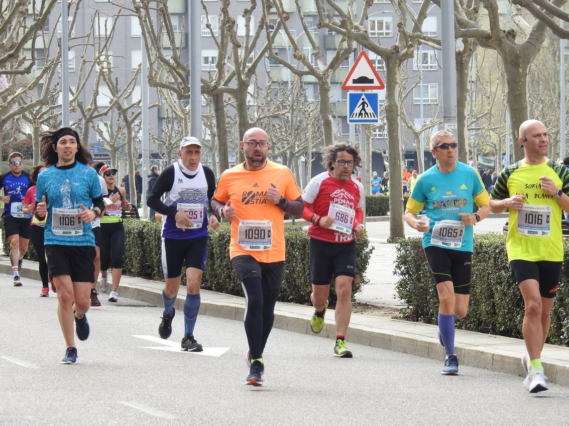 Los corredores han participado en esta prueba que recorre 21 kilómetros por la ciudad de León.