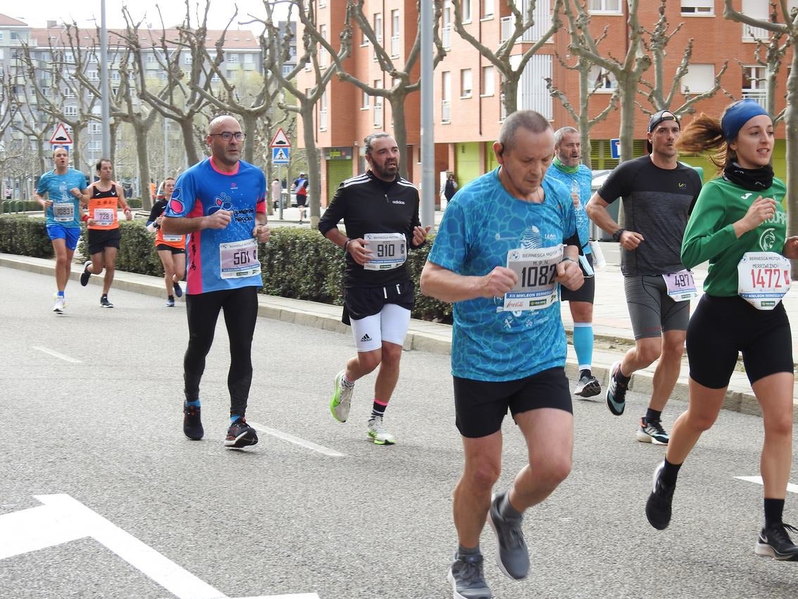 Los corredores han participado en esta prueba que recorre 21 kilómetros por la ciudad de León.