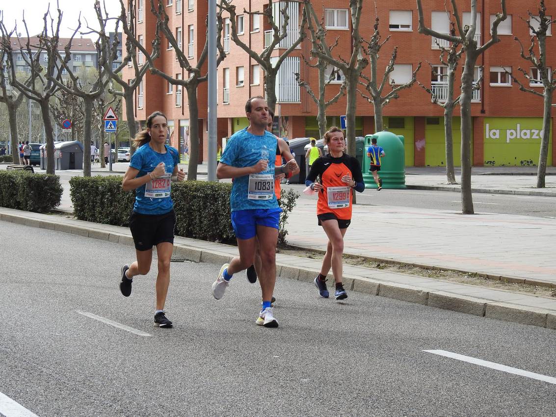 Los corredores han participado en esta prueba que recorre 21 kilómetros por la ciudad de León.