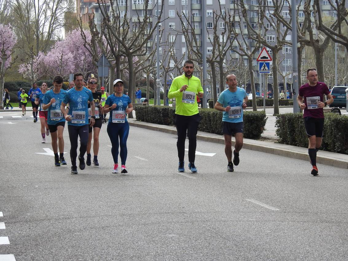 Los corredores han participado en esta prueba que recorre 21 kilómetros por la ciudad de León.