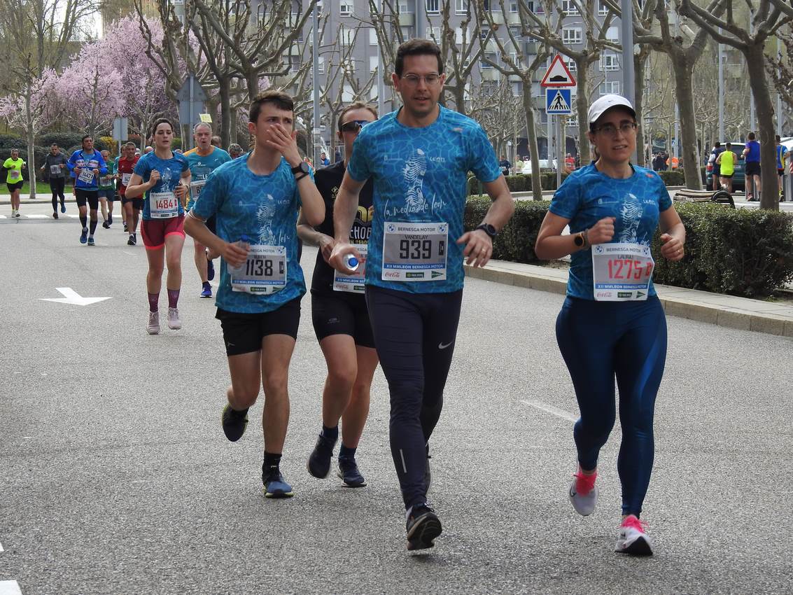 Los corredores han participado en esta prueba que recorre 21 kilómetros por la ciudad de León.