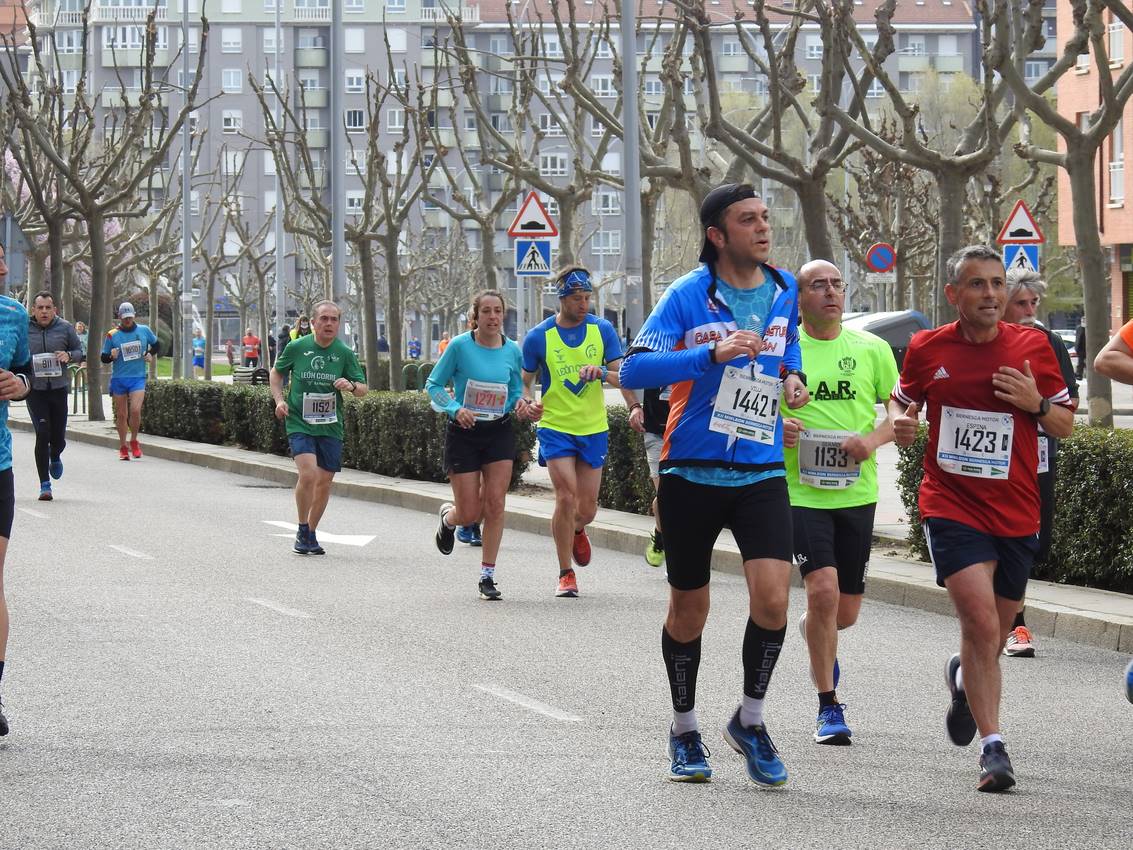 Los corredores han participado en esta prueba que recorre 21 kilómetros por la ciudad de León.