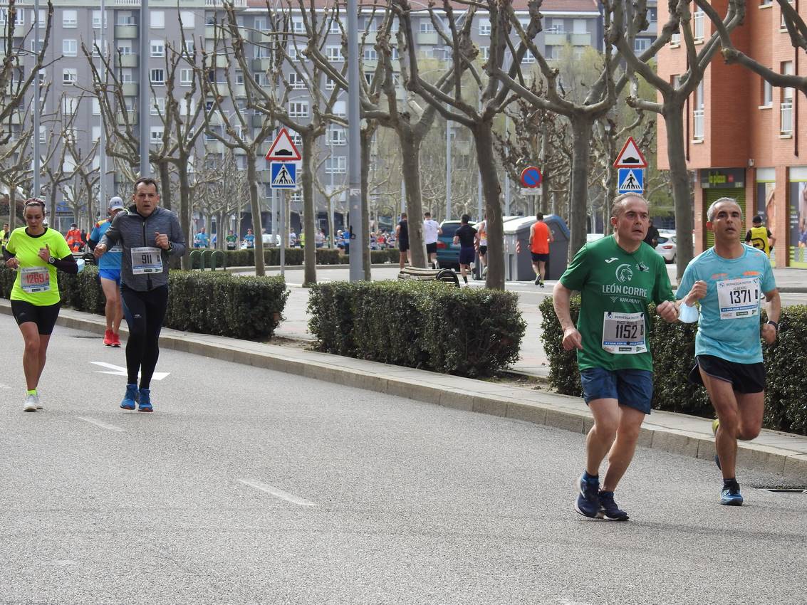 Los corredores han participado en esta prueba que recorre 21 kilómetros por la ciudad de León.