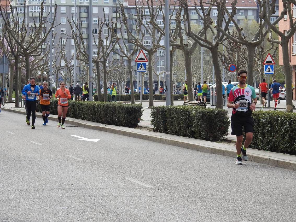 Los corredores han participado en esta prueba que recorre 21 kilómetros por la ciudad de León.