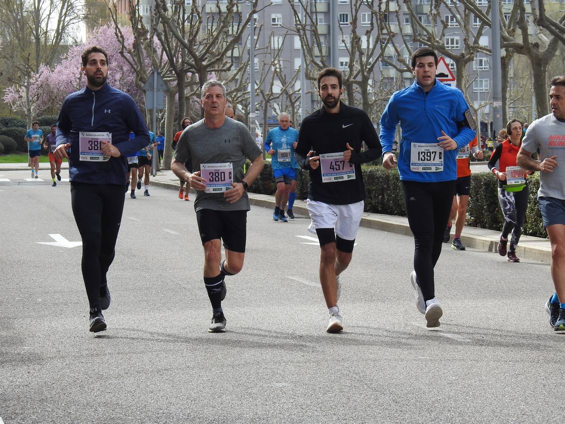 Los corredores han participado en esta prueba que recorre 21 kilómetros por la ciudad de León.