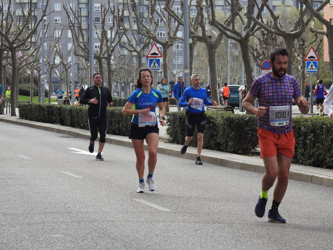 Los corredores han participado en esta prueba que recorre 21 kilómetros por la ciudad de León.