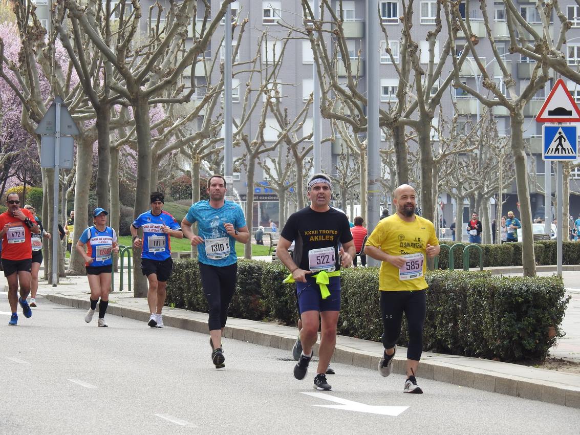 Los corredores han participado en esta prueba que recorre 21 kilómetros por la ciudad de León.