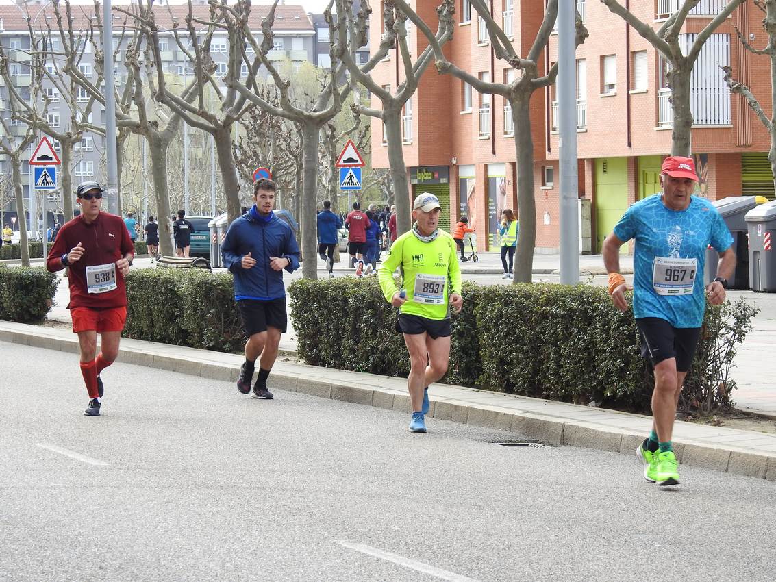 Los corredores han participado en esta prueba que recorre 21 kilómetros por la ciudad de León.