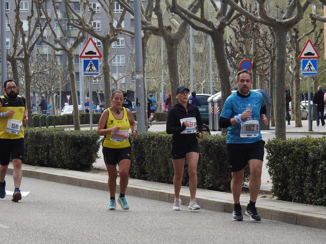 Los corredores han participado en esta prueba que recorre 21 kilómetros por la ciudad de León.