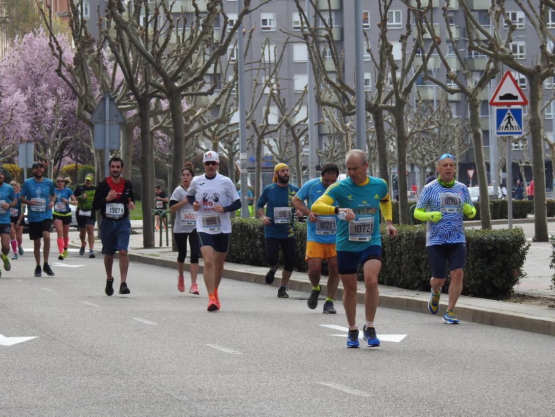 Los corredores han participado en esta prueba que recorre 21 kilómetros por la ciudad de León.