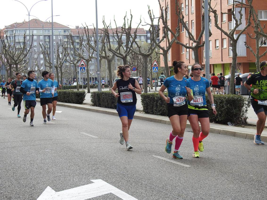 Los corredores han participado en esta prueba que recorre 21 kilómetros por la ciudad de León.