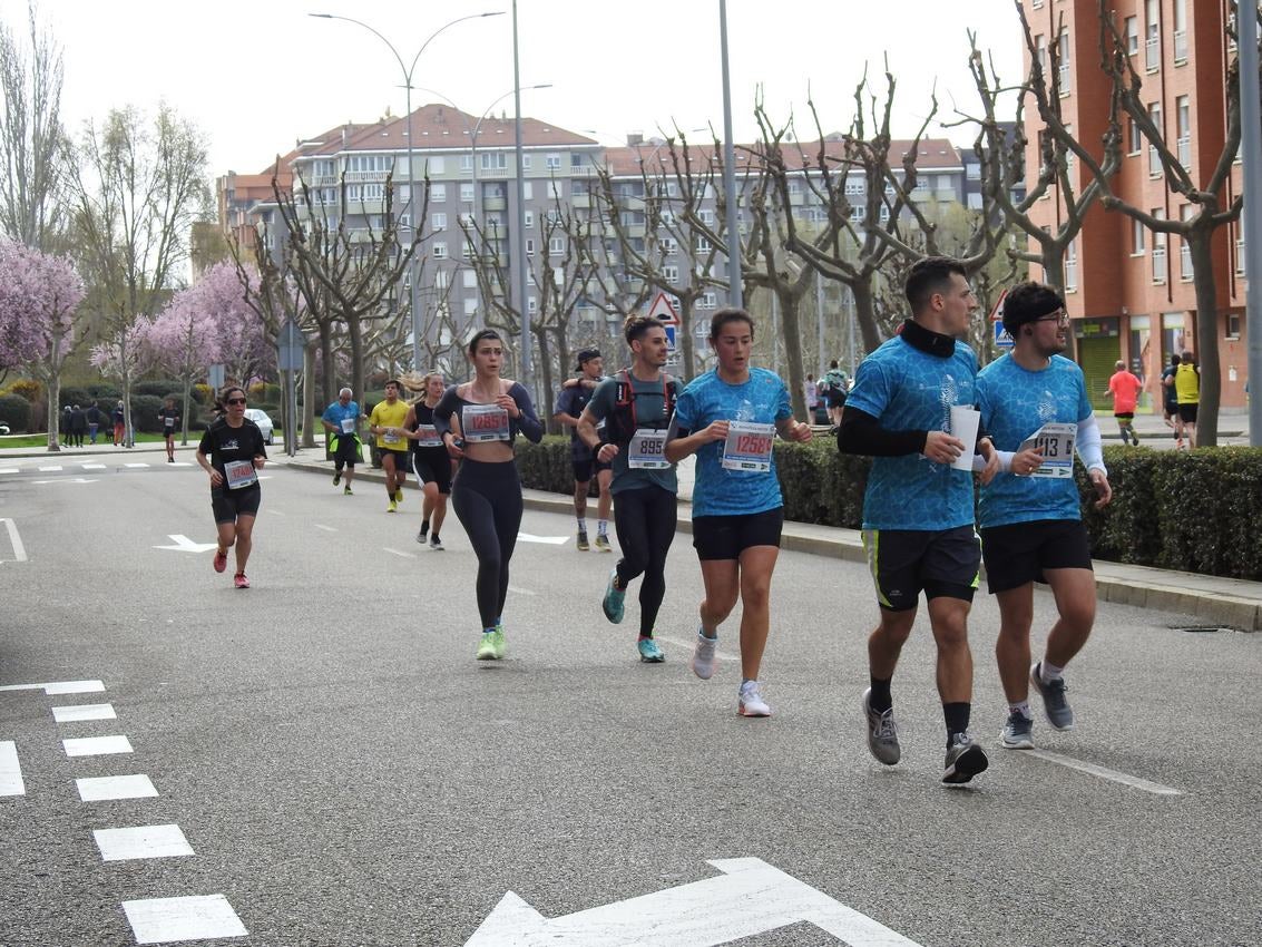 Los corredores han participado en esta prueba que recorre 21 kilómetros por la ciudad de León.