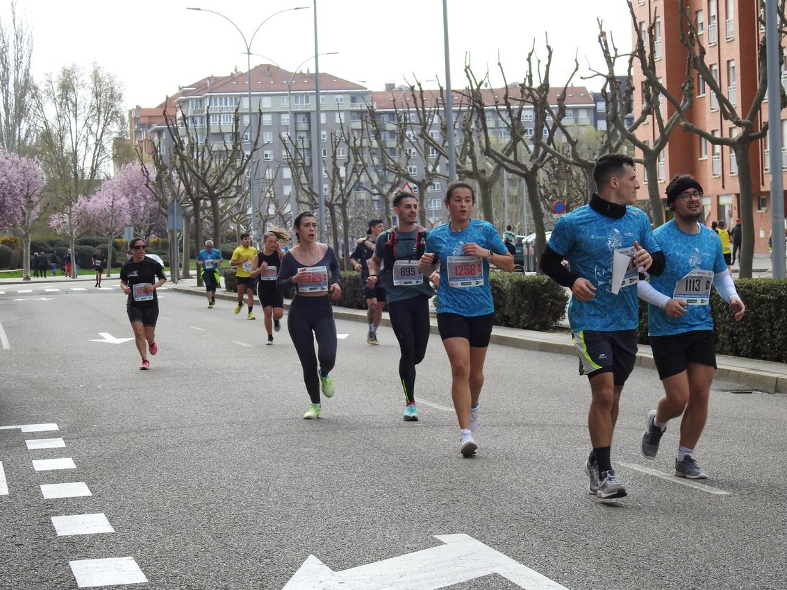 Los corredores han participado en esta prueba que recorre 21 kilómetros por la ciudad de León.