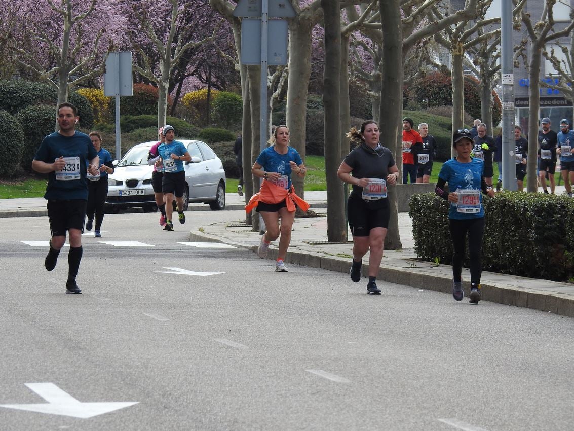 Los corredores han participado en esta prueba que recorre 21 kilómetros por la ciudad de León.