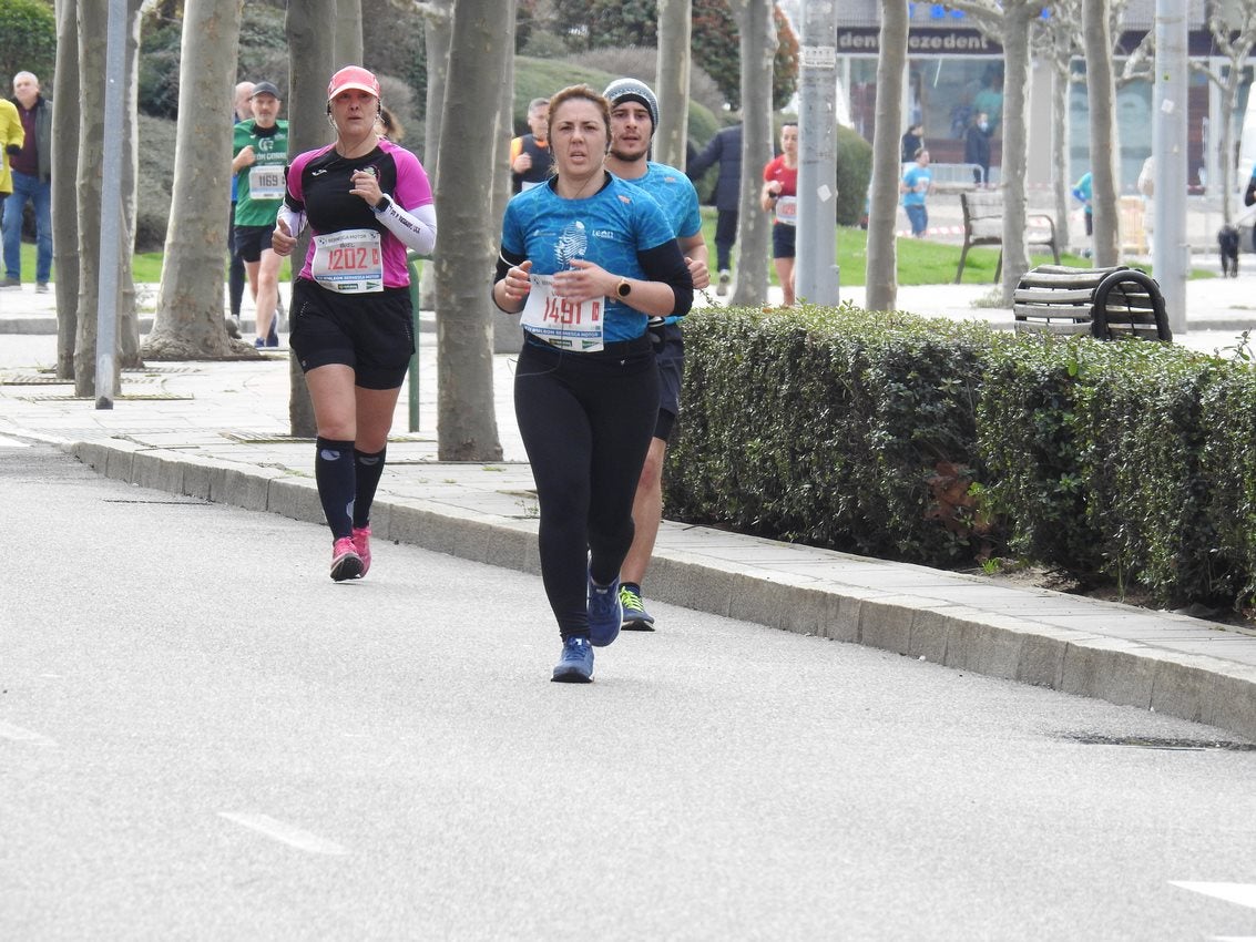 Los corredores han participado en esta prueba que recorre 21 kilómetros por la ciudad de León.