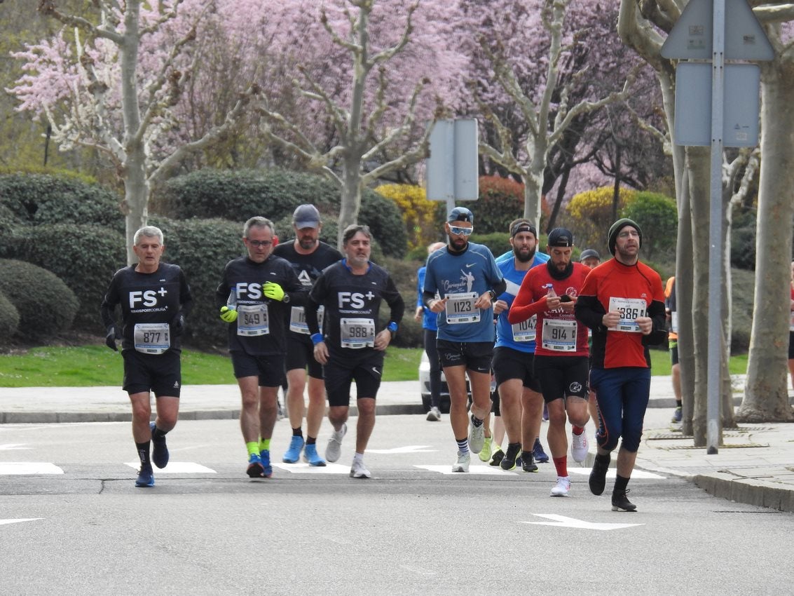 Los corredores han participado en esta prueba que recorre 21 kilómetros por la ciudad de León.