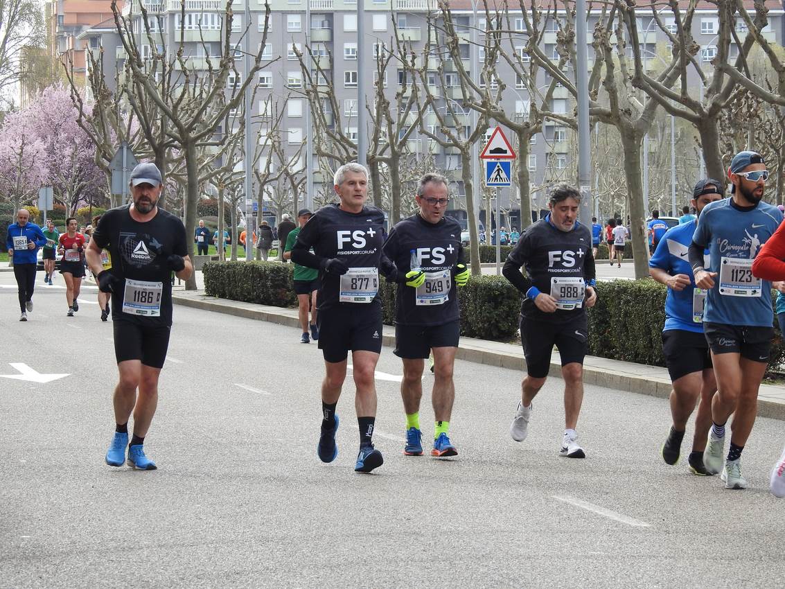 Los corredores han participado en esta prueba que recorre 21 kilómetros por la ciudad de León.